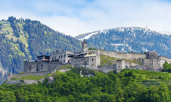 Ruine Landskron als Ausflugsziel beim Urlaub am Wörthersee mit Blick auf die Gerlitzen im Hintergrund