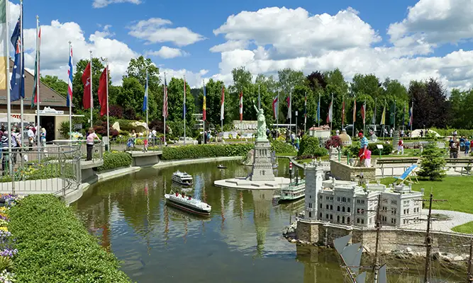 Minimundus-Ausflug beim Urlaub am Wörthersee mit detailgetreuer Miniatur-Freiheitsstatue und internationalen Sehenswürdigkeiten