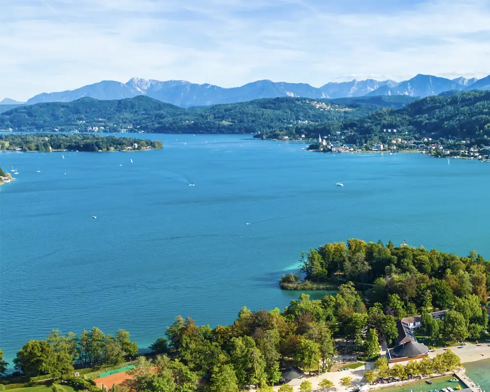 Urlaub am Wörthersee, Panorama des Sees, mit Maria Wörth und mit Bergen im Hintergrund