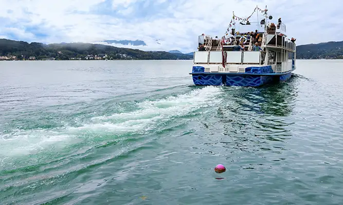 Wörthersee-Schifffahrt beim Urlaub am Wörthersee mit Ausflugsboot auf dem Wasser