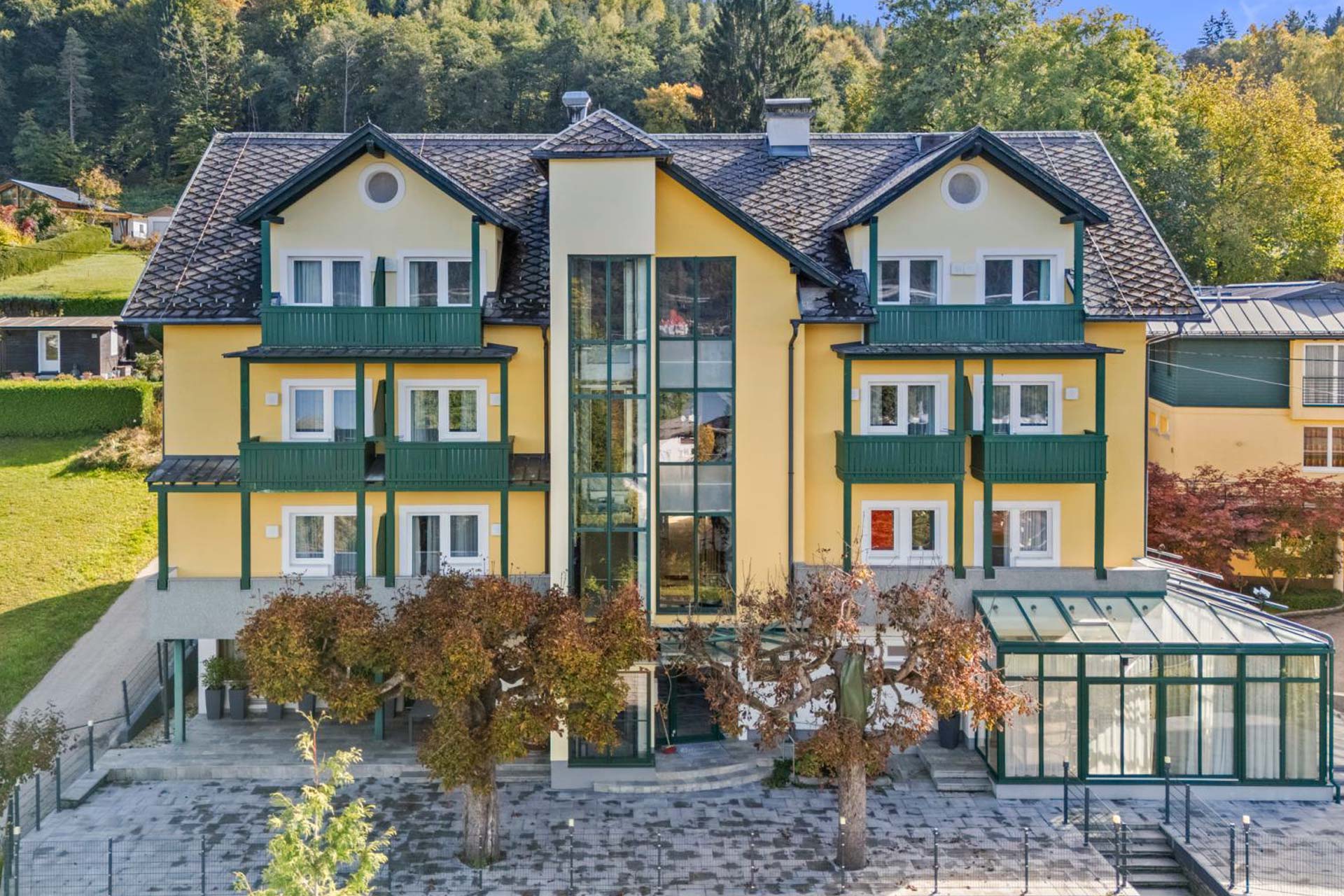 Zimmer Wörthersee im Haupthaus der Giulia Slow Residence in Kärnten mit Balkon und Blick auf den See