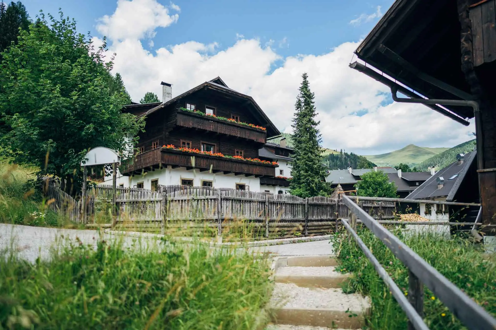 Alpines Feriendorf beim Oswald in Bad Kleinkirchheim, mit Nockbergen im Hintergrund