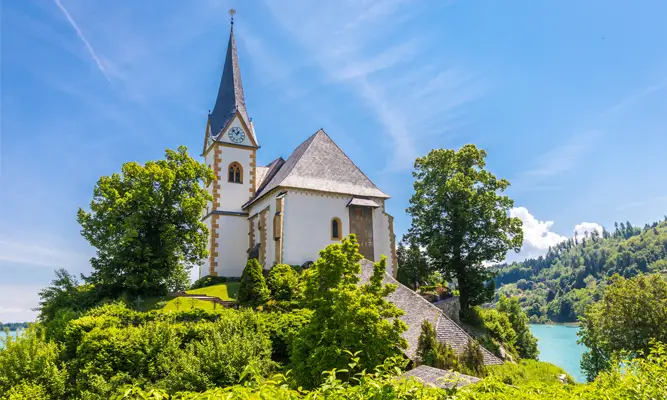 Kirche von Maria Wörth mit blauem Himmel beim Wörthersee Urlaub Kärnten