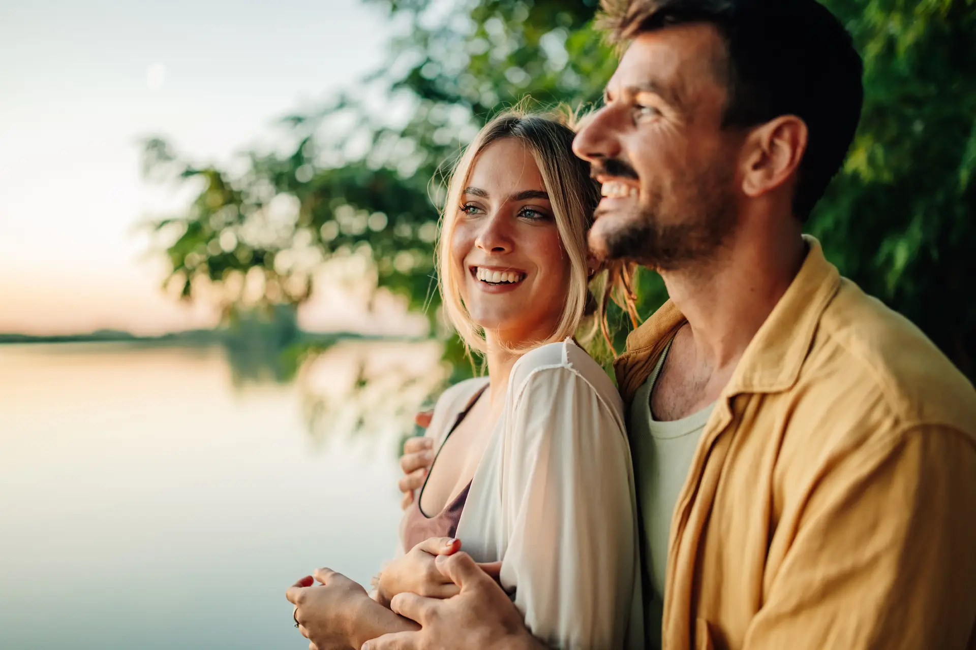 Paar am Seeufer beim Wörthersee Paarurlaub mit Blick auf das Wasser und gemeinsamer Zeit zu zweit