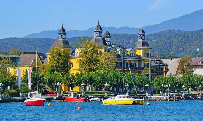 Schlosshotel Velden am Wörthersee mit Booten im Wasser