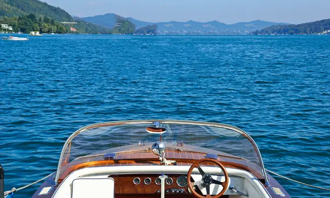 Boesch Motorboot am Steg mit Blick auf den türkisblauen See beim Urlaub Wörthersee Kärnten
