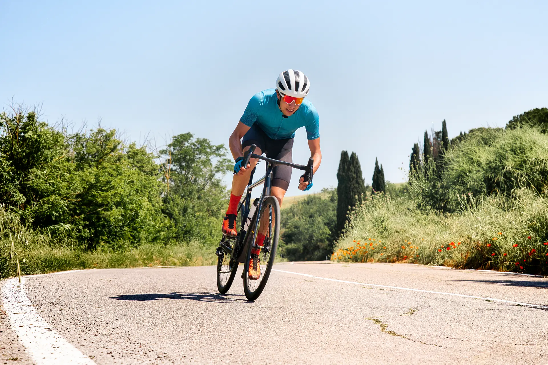 Rennradfahrer auf der Straße beim sportlichen Radurlaub Wörthersee in Kärnten