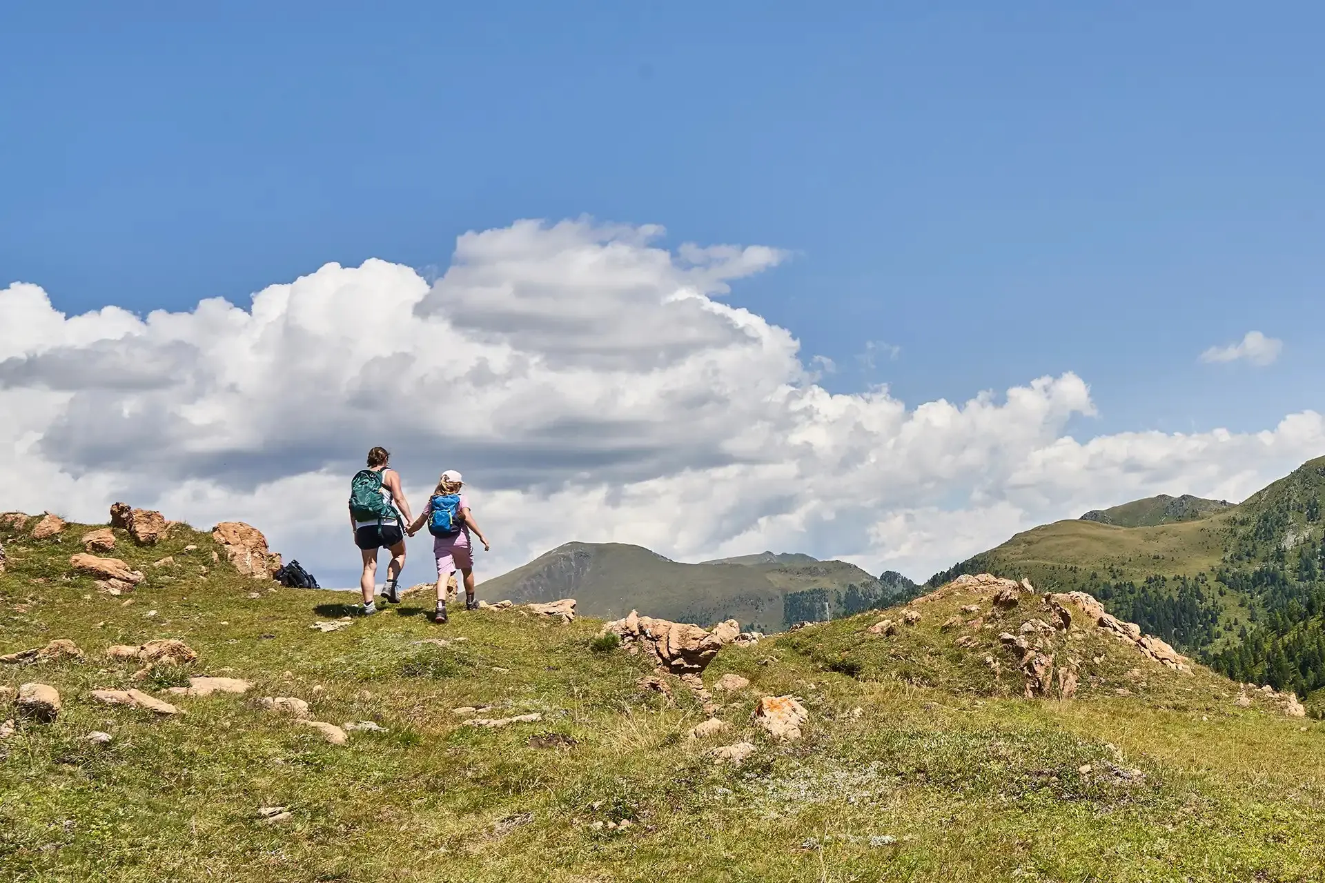 Zwei Frauen beim Wandern im Wanderurlaub am Wörthersee
