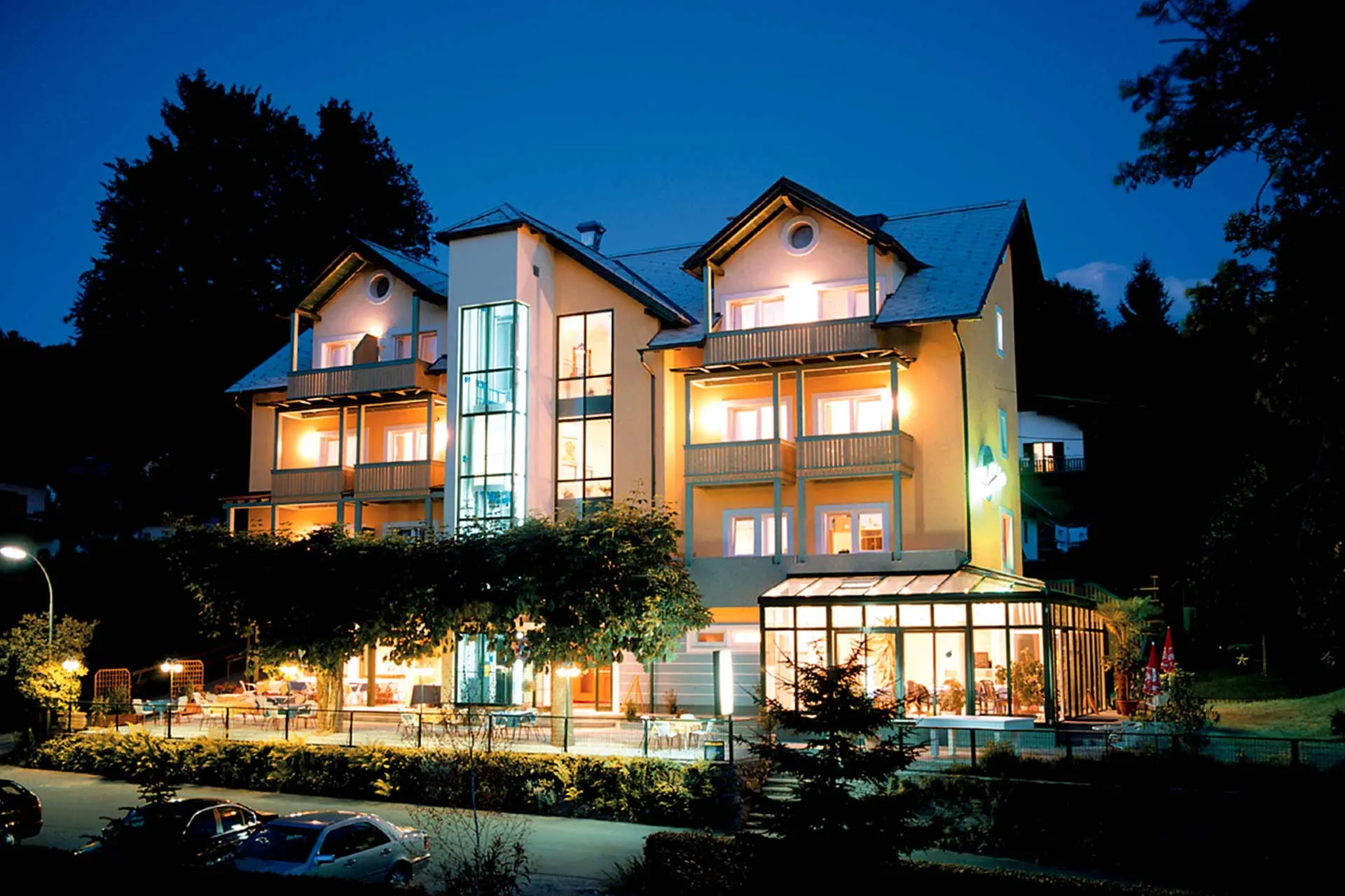 Boutique Hotel Giulia Slow Residence am Wörthersee in Kärnten bei Nacht.
