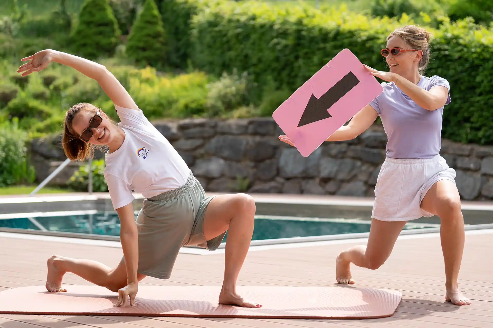 Yoga-Urlaub im Hotel Giulia am Wörthersee. Freundinnen machen Urlaub mit Yoga am Pool